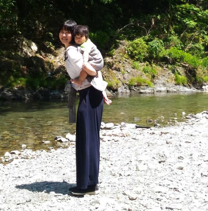 松岡ゆう子 おんぶの様子